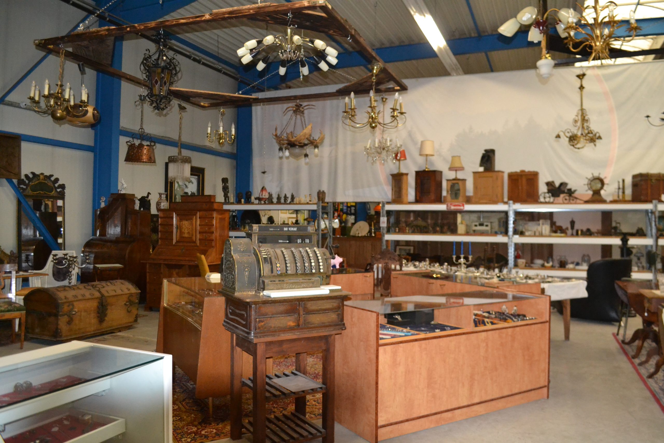 Messing Schlüssel in einem Tür Schloss